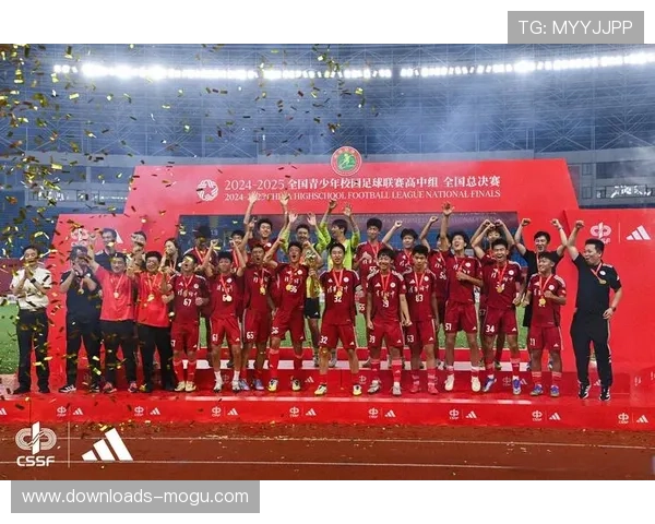 东藩小学球员观赛激励，校园足球冠军体系完善